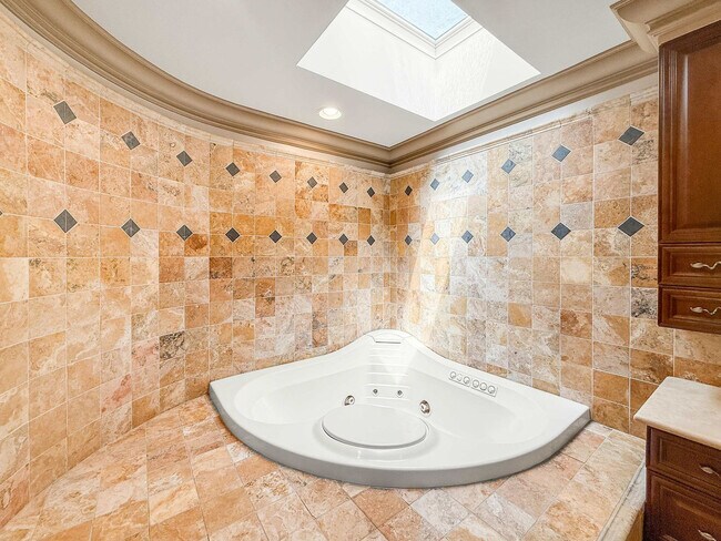 Building Photo - 602 S Front St