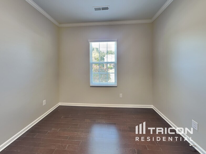 Building Photo - 1725 White Willow Ave Ave