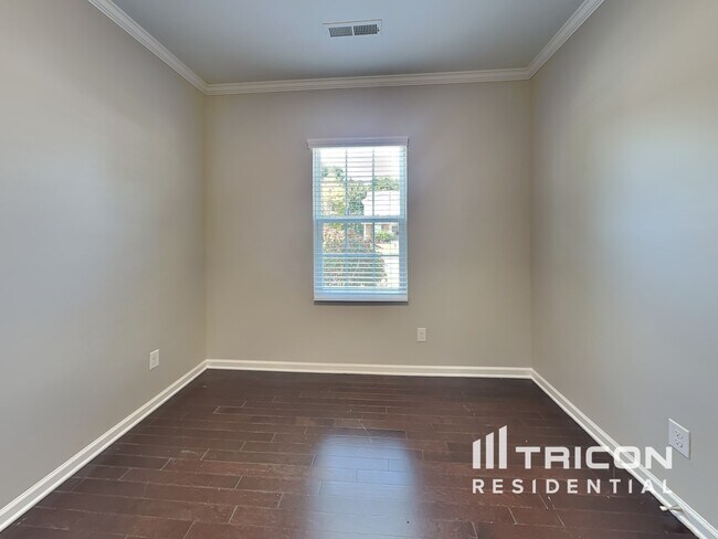 Building Photo - 1725 White Willow Ave Ave