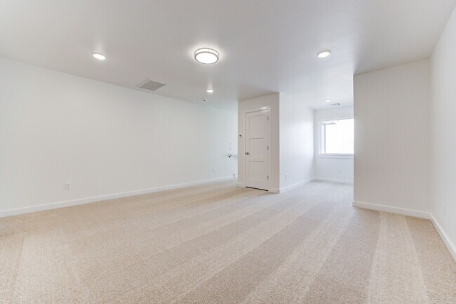 Building Photo - 14720 Avignon Ln