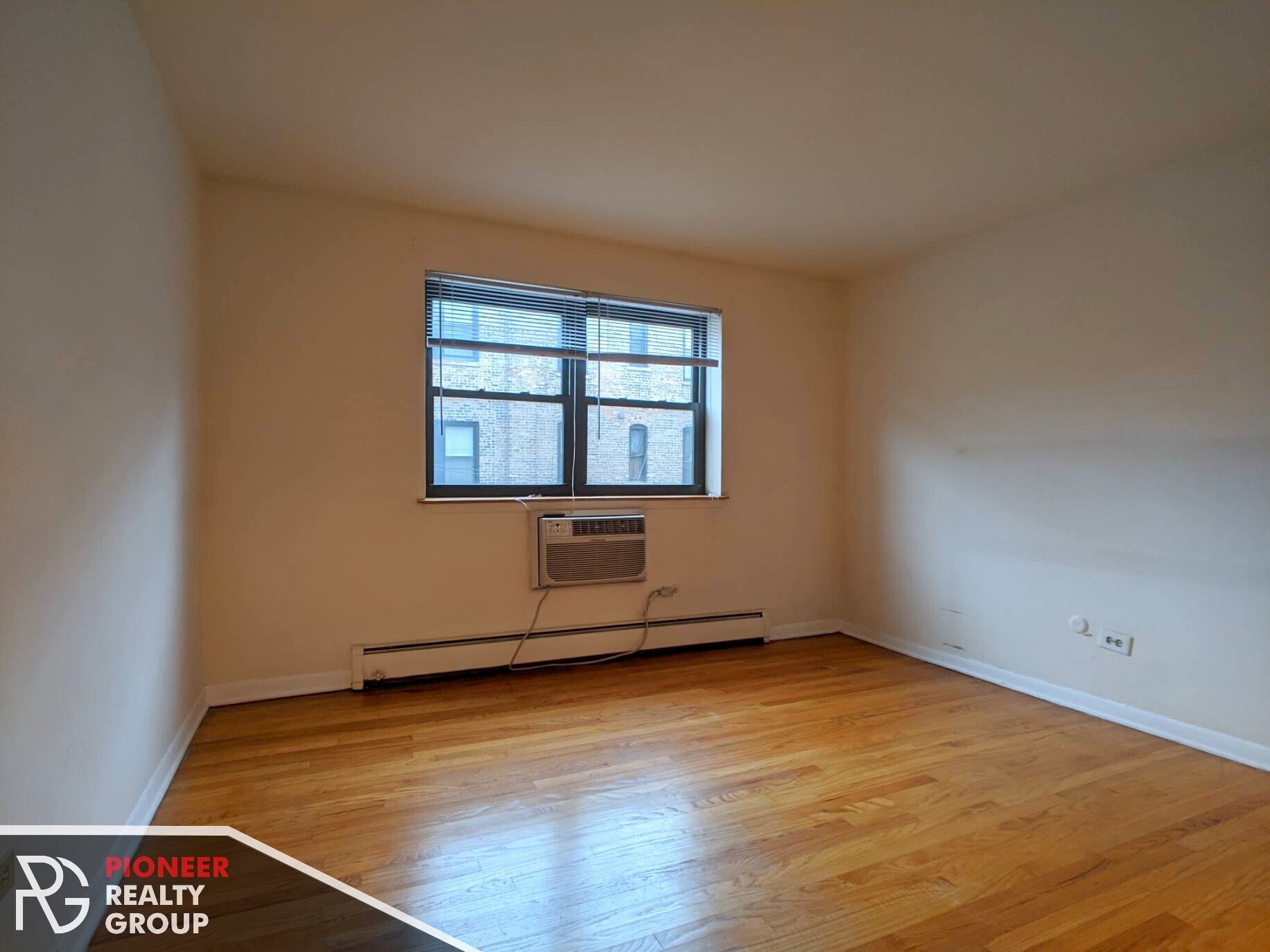 Building Photo - 502 W Briar Pl