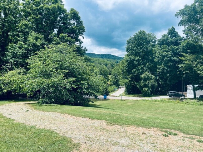 Building Photo - Charming 2-Bedroom in Candler with Large Y...