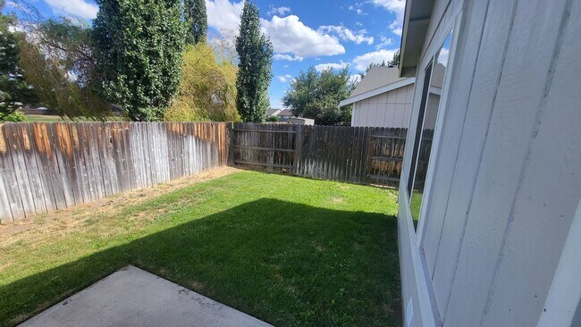 Building Photo - 562 NE Negus Loop
