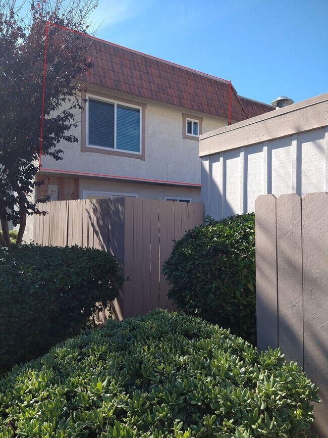 Building Photo - ALL UTILITIES INCLUDED! 3 Bed / 1 Bath Remodeled Condo/Duplex at Tanglewood