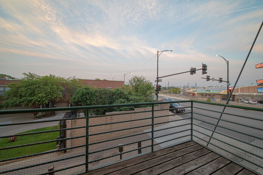 Building Photo - 2222 W Diversey Ave