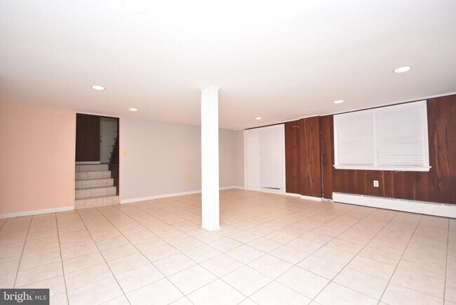 Building Photo - 204 W Locust St
