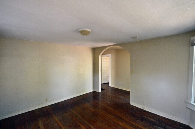 Building Photo - 642 W 3rd St