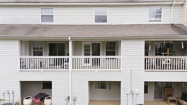 Building Photo - Updated 2BR Townhome in Prime Chapel Hill Location with Pool & Tennis!