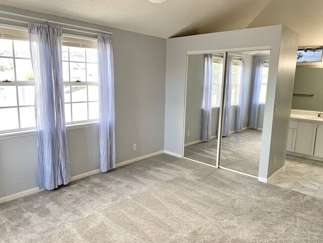 Building Photo - Stunning 3-bedroom and 3-bathroom Home (Ka...