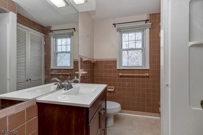 Building Photo - 103 Upper Lakeview Ave