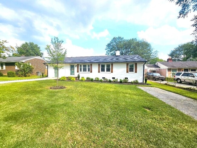 Building Photo - 3 Bedroom home minutes from Prisma Health and Downtown Greenville