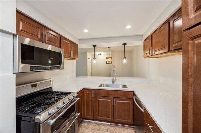Building Photo - 13620 Lamon Ave
