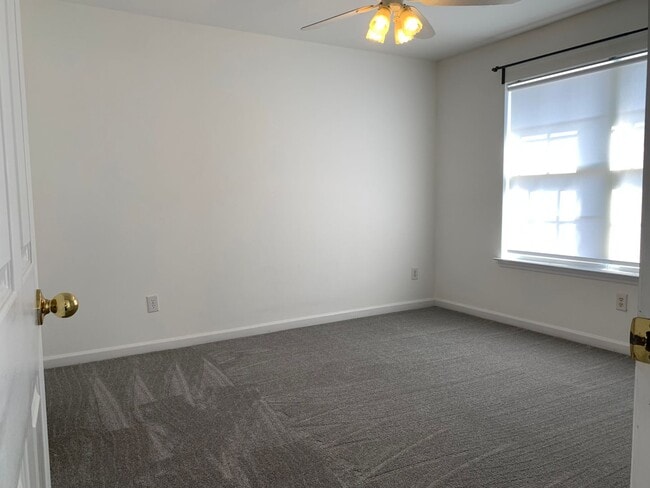 Building Photo - Renovated 5 Bedroom Home w/ 2 Car Garage and Fenced Backyard