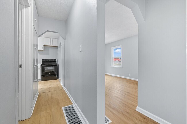 Building Photo - Charming 2-Bedroom Home – Recently Remodeled in Indianapolis Available NOW!