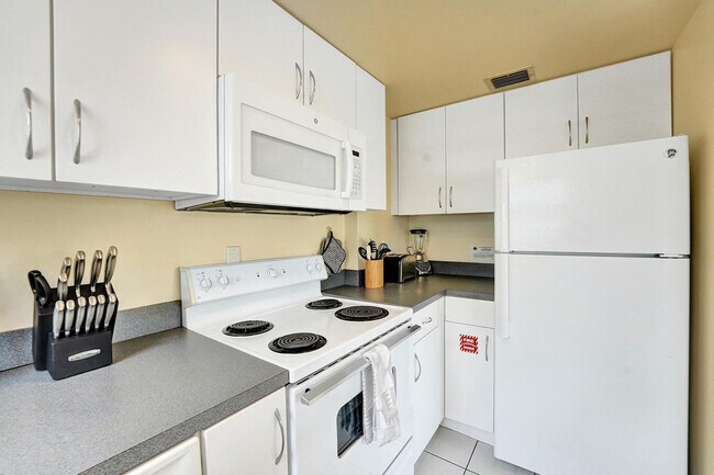 Building Photo - 2908 Bayshore Dr