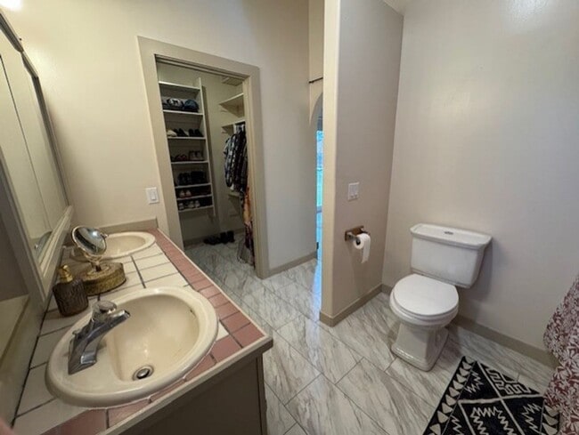 Building Photo - Updated home in a desirable SE neighborhood on a large lot