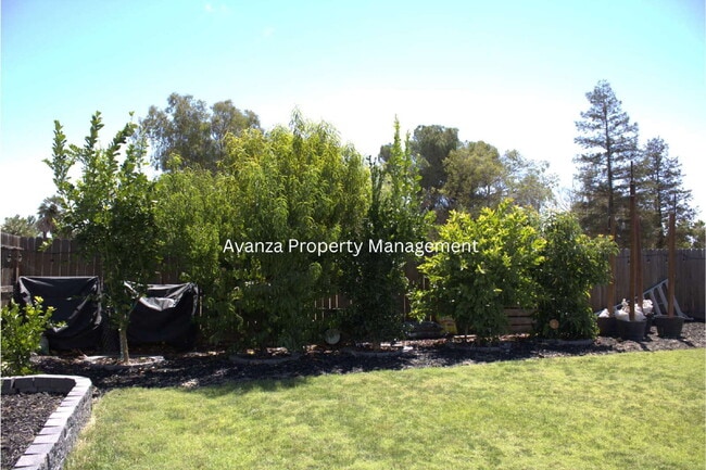 Building Photo - 1 Year Lease 4 Bed  3 Bath  Rent: $2,695 D...