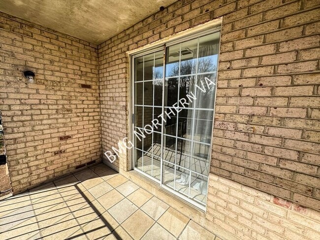 Building Photo - 1523 Colonial Dr