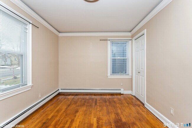 Building Photo - 680 Queen St