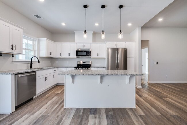 Building Photo - Like-New 4BR, 2.5BA Home with Privacy Fenc...