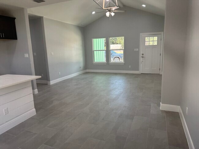 Building Photo - 136 Breezeway Dr
