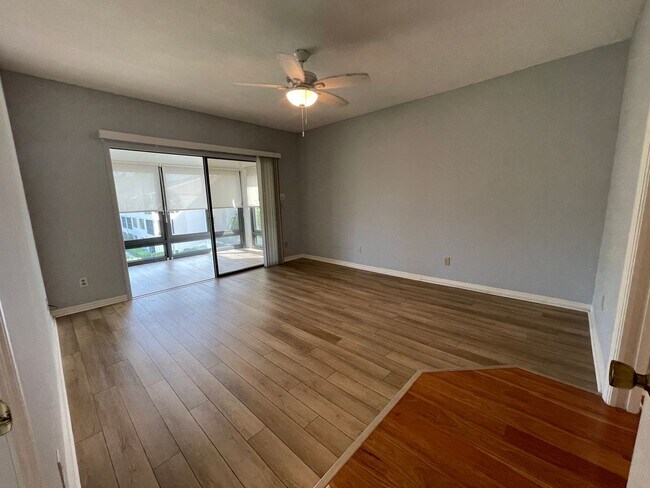 Building Photo - 2 BR 2 Bath Condo in Reflections on the Ri...