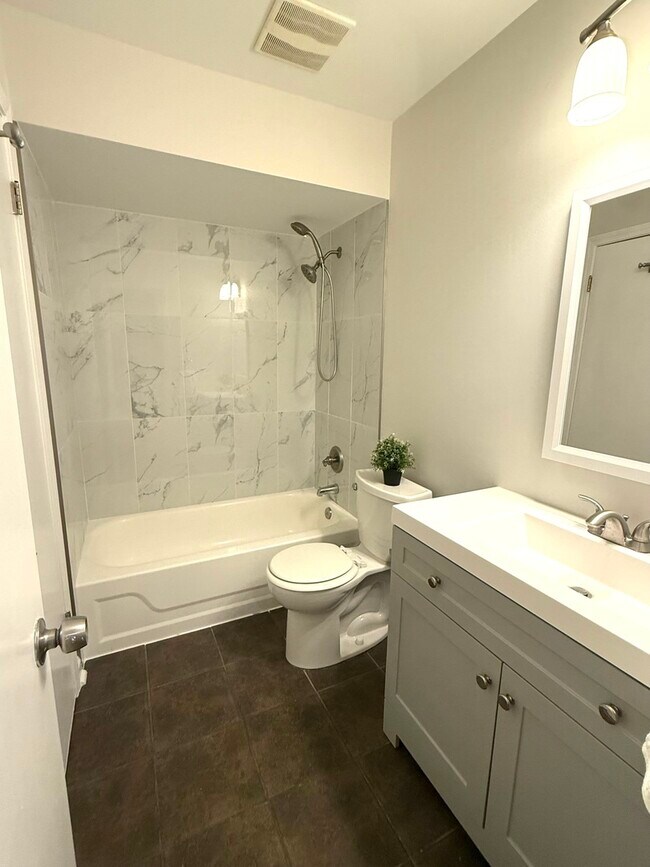 Building Photo - 1142 W Inverrary Ln