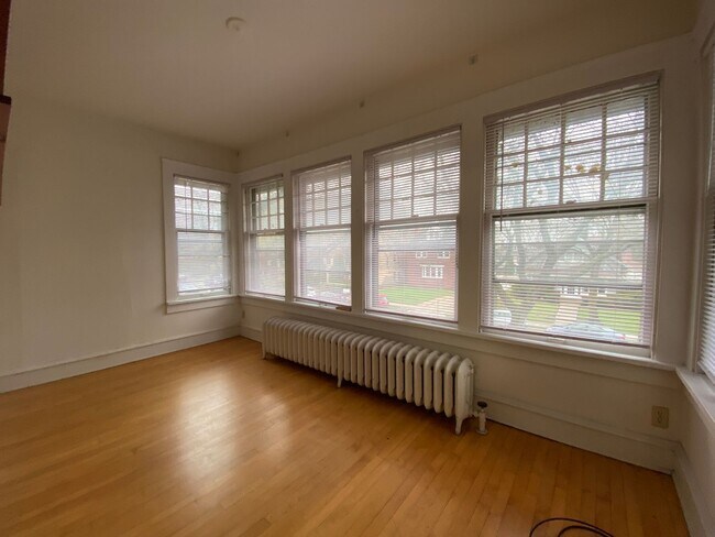 Building Photo - 2533 N Lake Dr