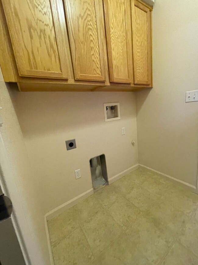 Building Photo - This charming 3/bed 2/bath welcomes you home.