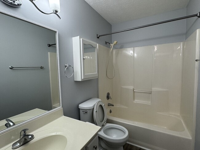 Building Photo - 103 Pinewood Dr