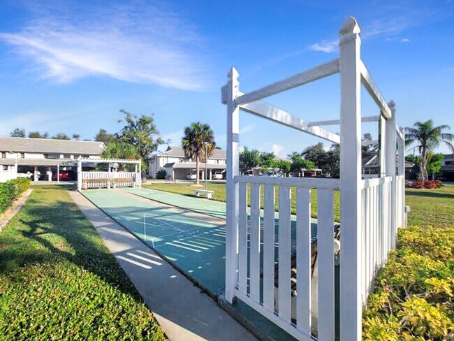 Building Photo - 928 Capri Isles Blvd