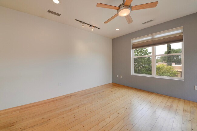 Building Photo - 1020 6th St NW