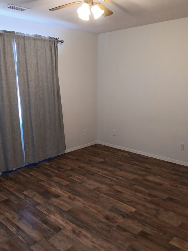 Building Photo - 3 Bedroom, 1 Bathroom Home! Schedule a Sho...