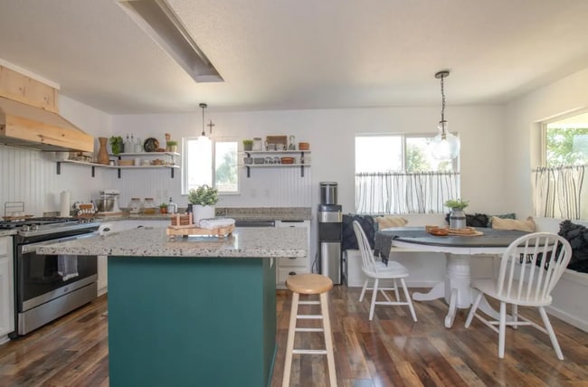 Building Photo - 1228 E Waterview St