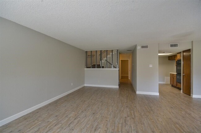 Building Photo - 1326 Town Cir