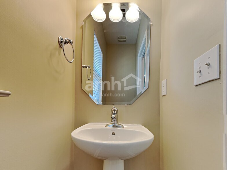 Building Photo - 10811 River Oaks Dr NW