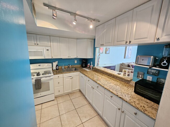 Primary Photo - 9273 Collins Ave
