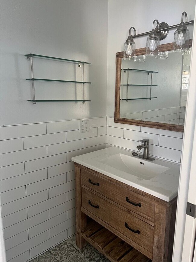 Building Photo - Rare Find!!!  Incredible 4  bedroom / 2 bath updated house in beautiful Clairemont!!!