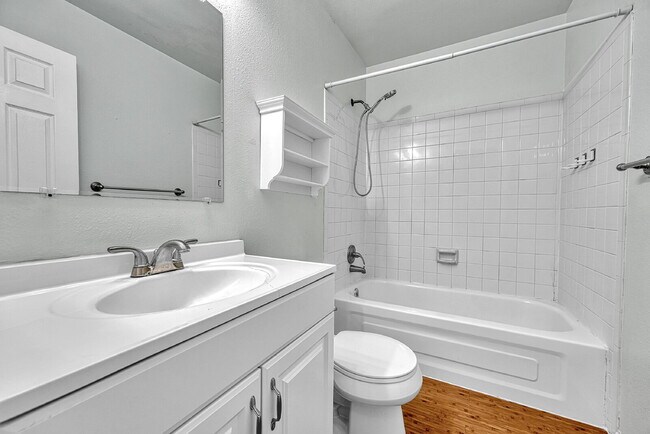 Building Photo - $2,350.00, 2-bed, 2.5-bath townhouse in th...