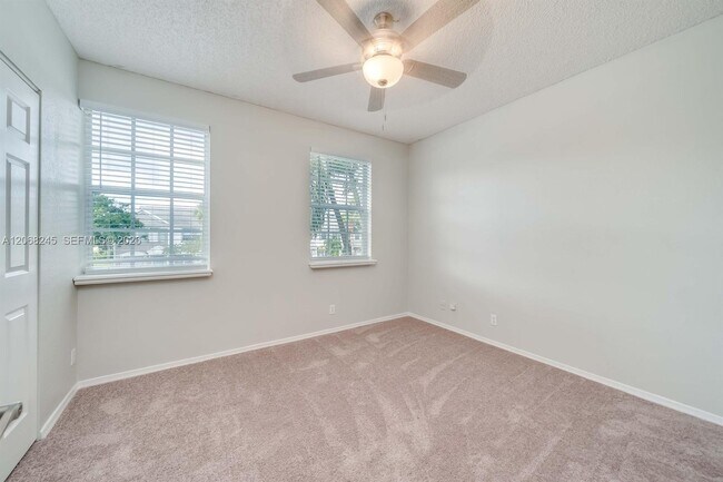Building Photo - 8040 Sanibel Dr
