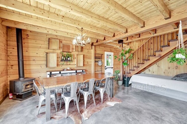 Building Photo - 2689 Daisy Ln