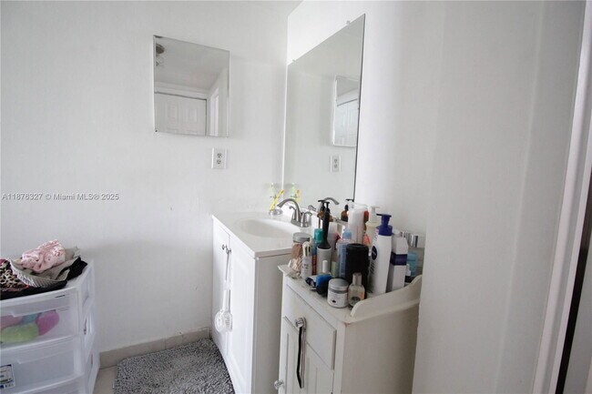 Building Photo - 1591 NE Miami Gardens Dr