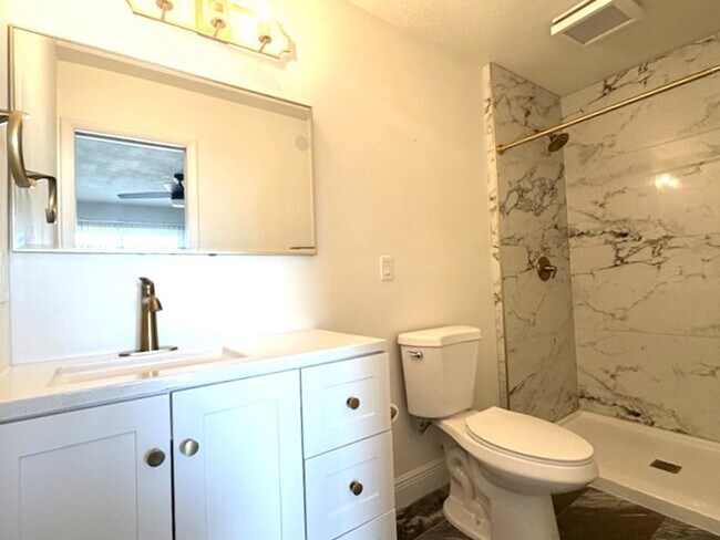 Building Photo - Stunning Beachside Townhome in Port Orange!