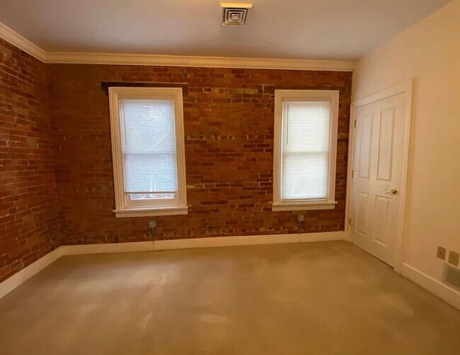 Building Photo - 175 E Louther St