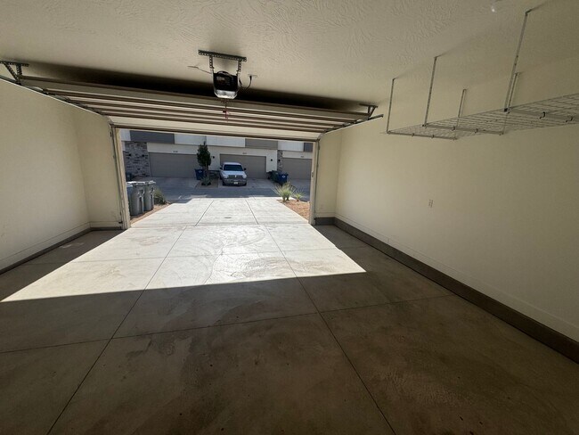 Building Photo - Desert Color Townhome!