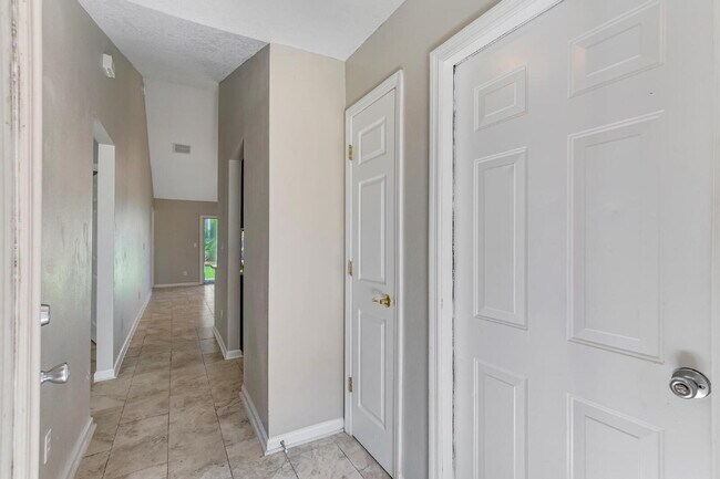 Building Photo - "Spacious 3-Bedroom Home with 2 Full Baths in the Heart of Palm Coast!"