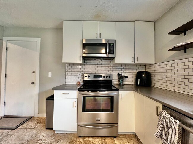 Building Photo - Beautifully Remodeled 5 Bed 2 Bath House i...