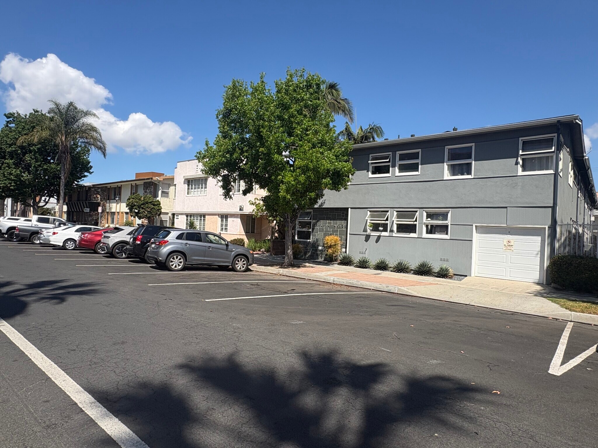 Building Photo - 933 E 1st St