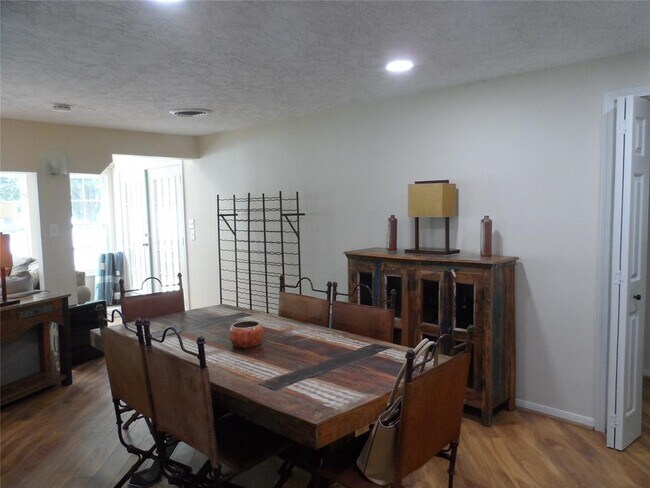 Building Photo - 13545 Northshore Loop