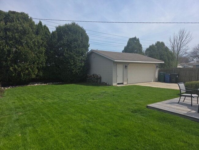 Building Photo - Updated 3 bedroom Racine ranch